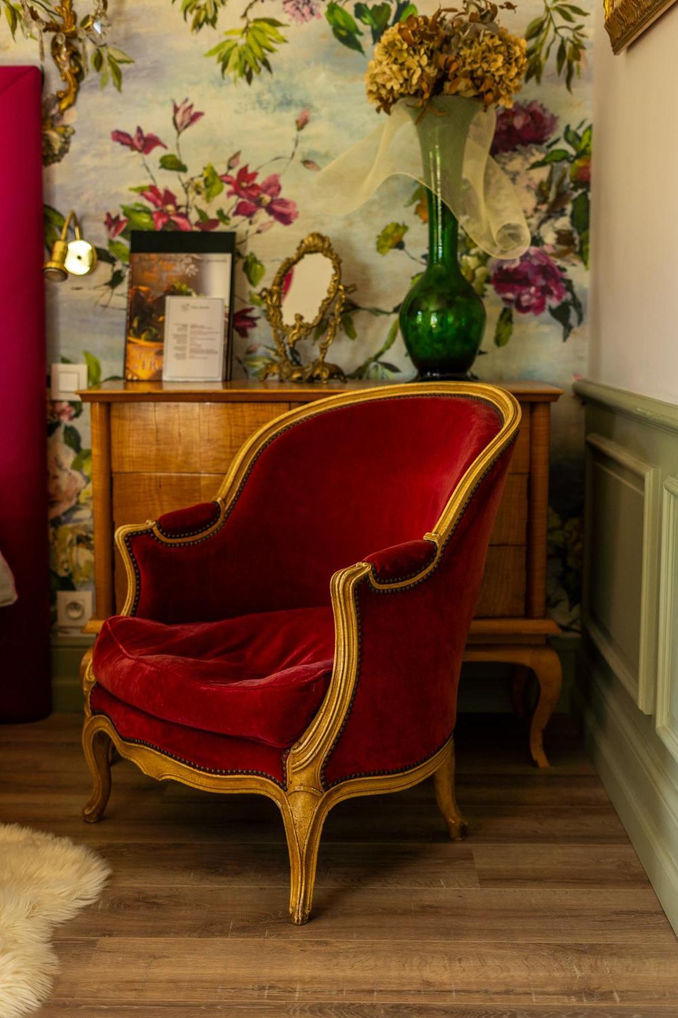 Castel Bois Marie, Maison D'Hotes Montauban Exteriör bild A red velvet chair