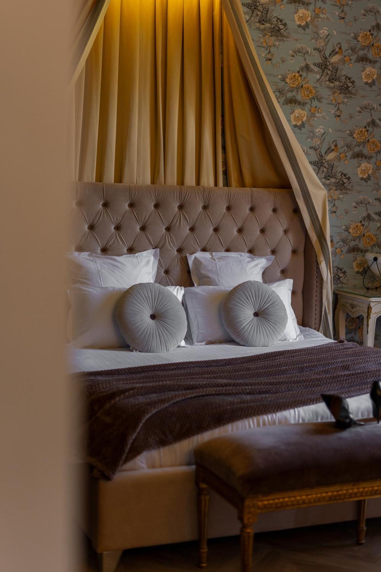 Castel Bois Marie, Maison D'Hotes Montauban Exteriör bild A bed with a tufted headboard