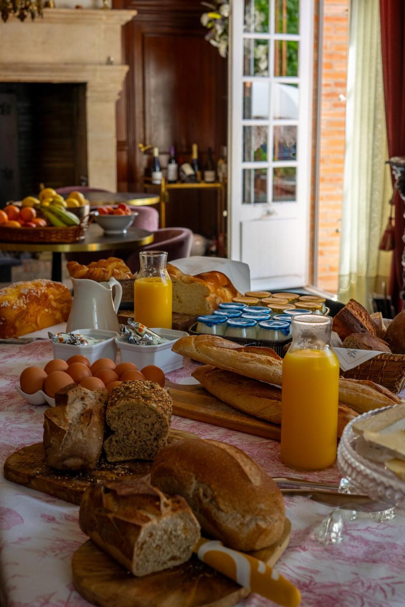 Castel Bois Marie, Maison D'Hotes Montauban Exteriör bild A continental breakfast