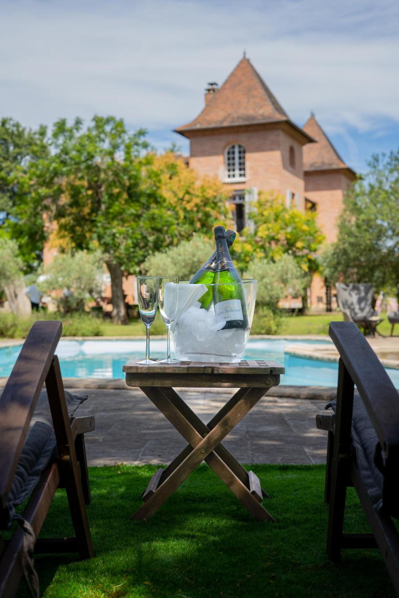 Castel Bois Marie, Maison D'Hotes Montauban Exteriör bild A bottle of champagne in a champagne bucket