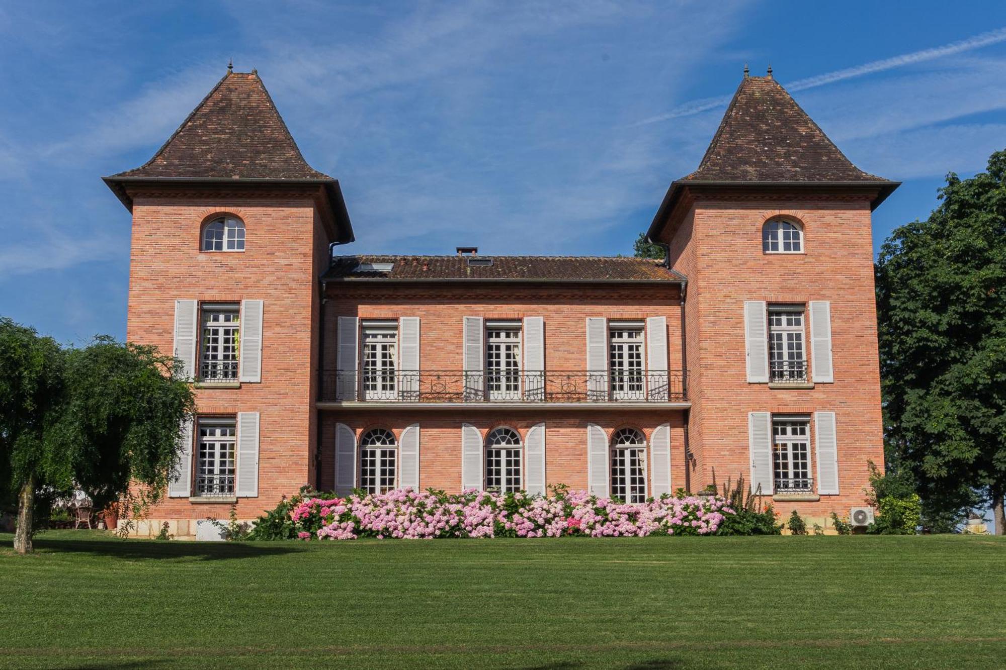 Castel Bois Marie, Maison D'Hotes Montauban Exteriör bild The chateau in Montferrand-lès-Sully
