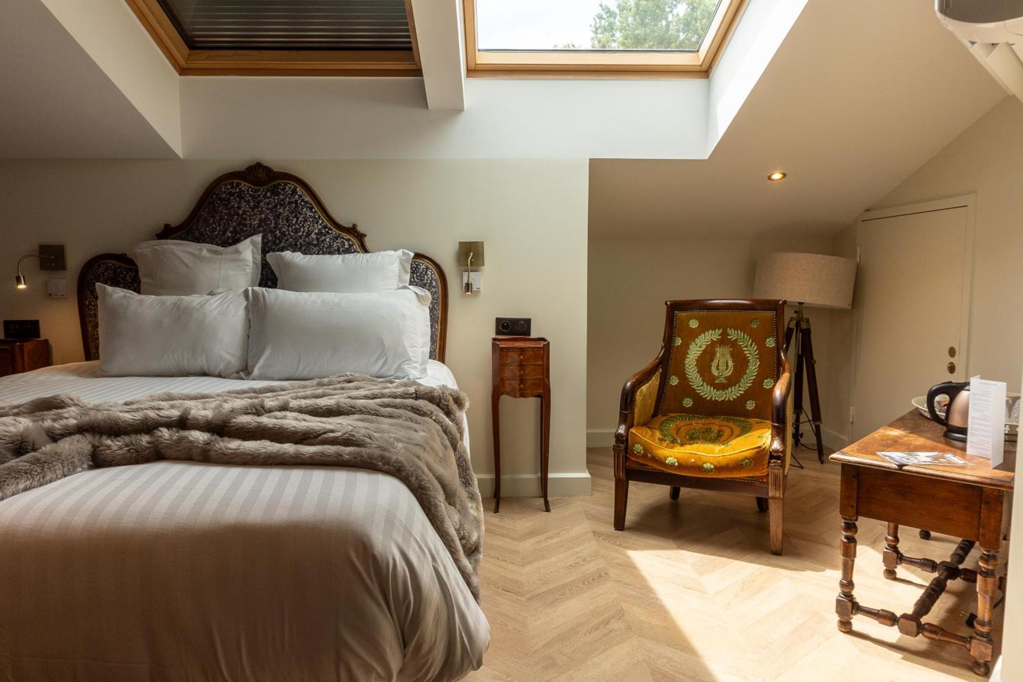 Castel Bois Marie, Maison D'Hotes Montauban Exteriör bild A bedroom at The Old Bank Hotel